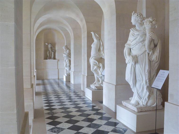 E95 Galerie Basse Statues.jpg